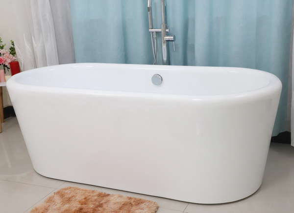 Oval freestanding bathtub front view