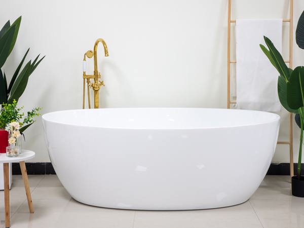 Center Drain Oval White Acrylic Freestanding Bathtub