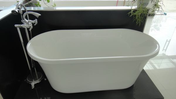 freestanding soaking tub with freestanding tub faucet