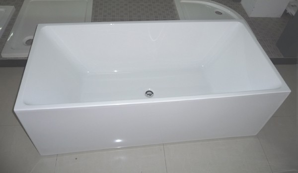 Square freestanding bath displays in the showroom