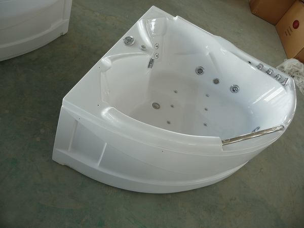 Corner jetted tub with brass faucet