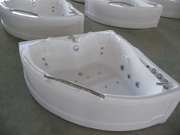 Corner jetted tub with whirlpool and air jets