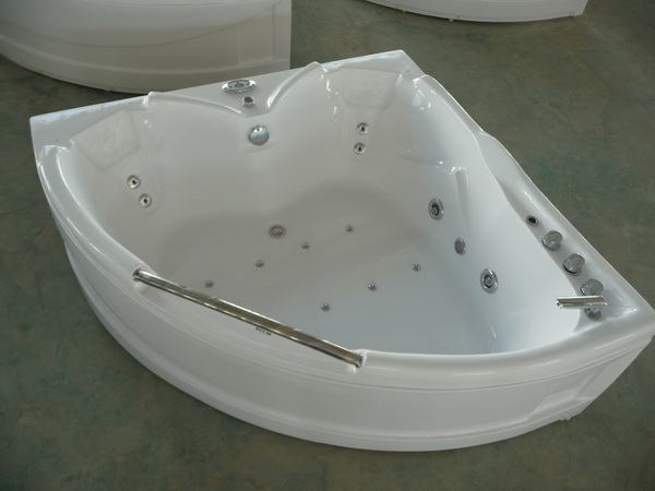 Corner jetted tub with grab bar
